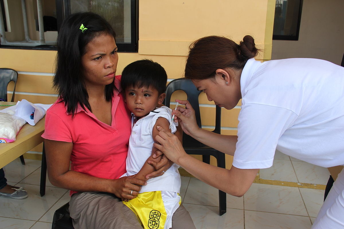1200px-providing_vaccinations_to_protect_against_disease_after_typhoon_haiyan_281135229633329-4635658